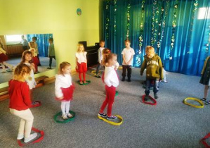 Zabawa ruchowa z szarfami