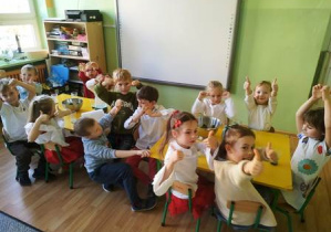 Dzieci przygotowują się do zrobienia zdrowego koktajlu