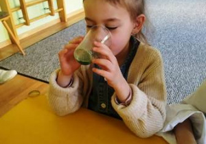 Antosia próbuje koktajl, który przygotowała