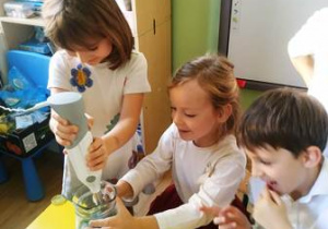 Dzieci miksują owoce i warzywa