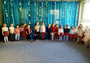 Dzieci przygotowują się do zaśpiewania hymnu