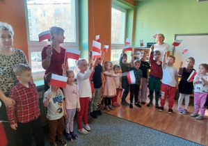 Dzieci machają flagami, które samodzielnie przygotowały