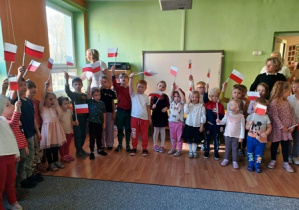 Dzieci z flagami, które samodzielnie przygotowały