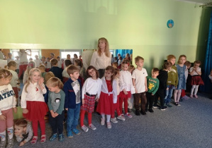 Dzieci przygotowują się do zaśpiewania hymnu