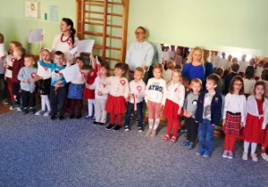 Wspólne odśpiewanie "Mazurka Dąbrowskiego"