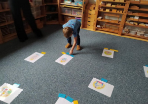 Chłopiec kładzie wizytówkę przy obrazku przedstawiającym prawa dziecka