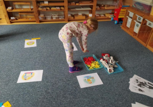 Dziewczynka bierze do ręki wstążkę z tacki