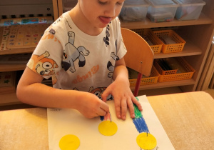 Wiktor maluje swoją rodzinę