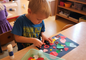 Tymon tworzy pracę na temat prawa do miłości