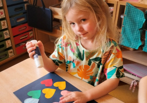 Maja tworzy pracę na temat prawa do miłości