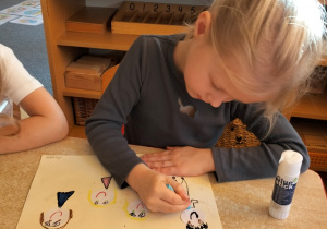 Laura maluje swoją rodzinę