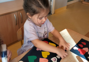 Michasia tworzy pracę na temat prawa do miłości