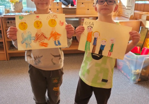 chłopcy prezentują swoje prace na temat prawa do życia w rodzinie