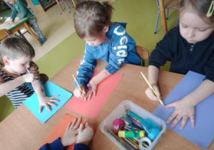 Dzieci odrysowują swoje ręce