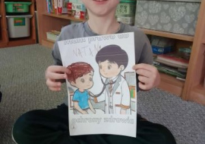 Natan prezentuje ilustrację przedstawiającą prawo do ochrony zdrowia