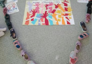 Serce ułożone z butów, a w środku wypisane prawa dzieci