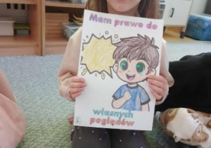 Jagoda prezentuje ilustrację przedstawiającą prawo do własnych poglądów