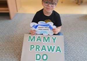 Jeremi prezentuje chmurkę przedstawiającą prawo do wiedzy i nauki przez zabawę