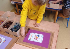 Jasio ozdabia kartę z prawem do radości