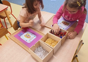 Dziewczynki w trakcie pracy z prawami dziecka