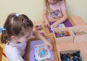 Olga i Janinka przygotowują prace na temat praw dzieci