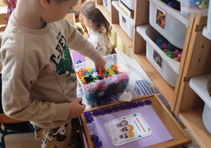 Wojtuś tworzy ramkę z klocków wokół prawa dzieci do rozwijania talenów