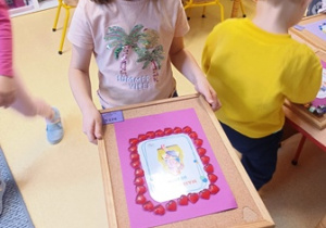 Ritka wynosie podkładkę z pracą