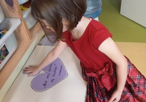 Emilka odbija swoją rączkę na wspólnym plakacie