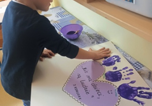 Szymon w trakcie odbijania ręki