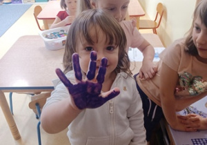 Jowitka prezentuje pomalowaną rękę