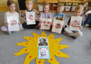 Dzieci eksponują ilustracje z prawami dziecka.