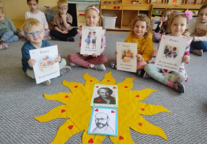 Dzieci eksponują ilustracje z prawami dziecka.