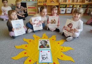 Dzieci eksponują ilustracje z prawami dziecka.