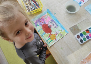 Dziewczynka maluje pracę na temat ,,Janusz Korczak w oczach dziecka".