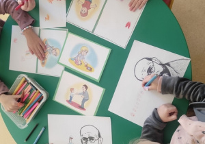 Dzieci rysują prace plastyczne o tematyce: ,,Ogólnopolski Dzień Praw Dziecka".