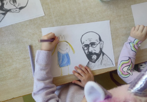 Dziewczynka rysuje siebie z Januszem Korczakiem.