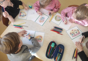 Dzieci wykonują prace plastyczne na temat: ,,Ogólnopolski Dzień Praw Dziecka".