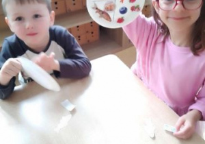 Dzieci prezentują swoje talerzyki z przyklejonymi owocami i warzywami