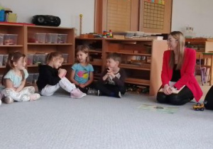 Dzieci słuchają informacji na temat zdrowego odżywaniania