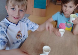 Dzieci piją własnoręcznie zrobione koktajle