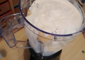 Koktajl z bananów, nasion chia oraz jogurtu naturalnego