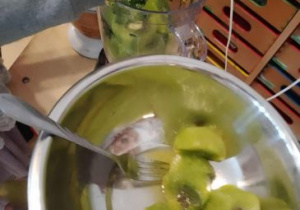 Przygotowanie koktajlu z kiwi, pietruszki...