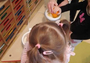 Dzieci wyciskają sok z pomarańczy