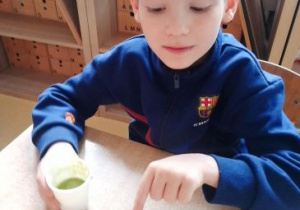 Chłopiec wskazuje, który koktajl lepiej smakuje