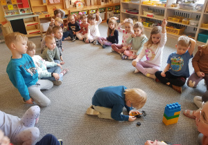 Dzieci siedzą w kręgu i rozmawiają na temat zdrowego żywienia