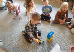 Dzieci siedzą w kręgu i rozmawiają na temat zdrowego żywienia