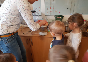 Dzieci przygotowują owocowy koktail