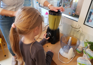 Dziewczynka miksuje owoce