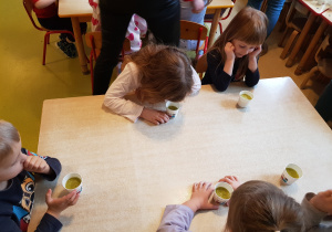 Dzieci piją własnoręcznie przygotowany koktail