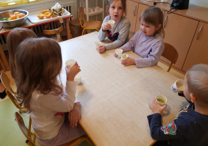 Dzieci piją własnoręcznie przygotowany koktail